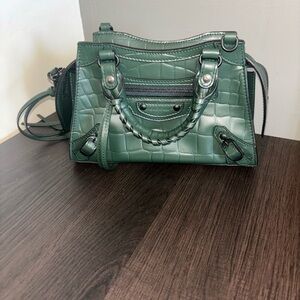 Beautiful matte dark green bag with croc details, can be used as cross body too!